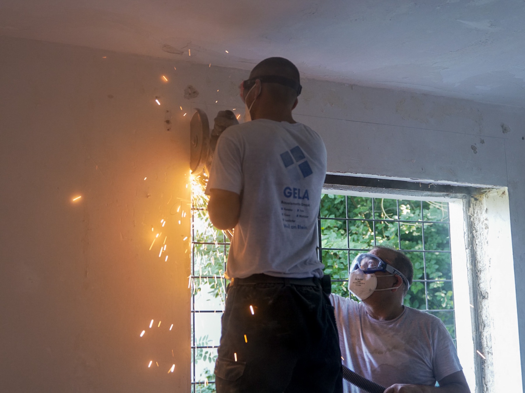 Monteur trennt einen alten Fensterrahmen heraus