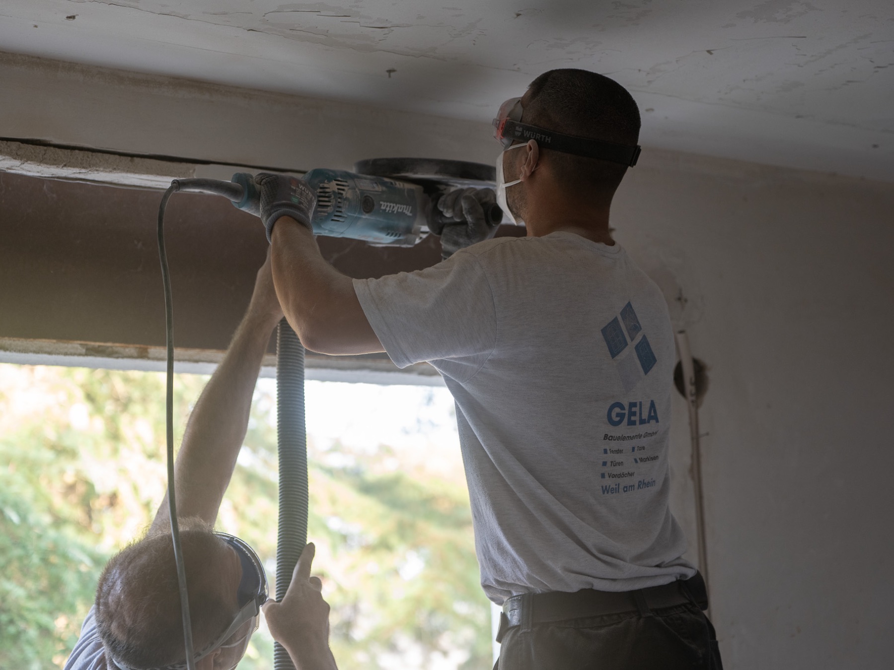 Monteur setzt ein neues Fenster in die Öffnung