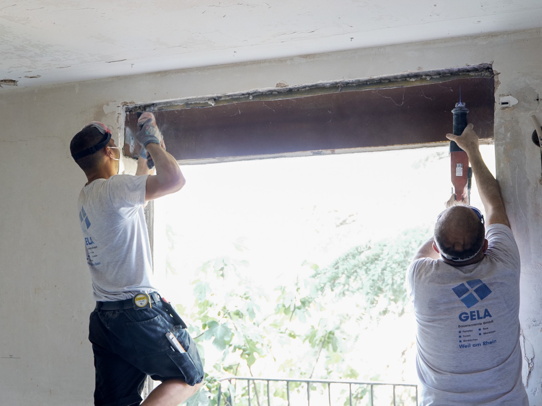 Monteure arbeiten an der Anschlussfuge eines neuen Fensters