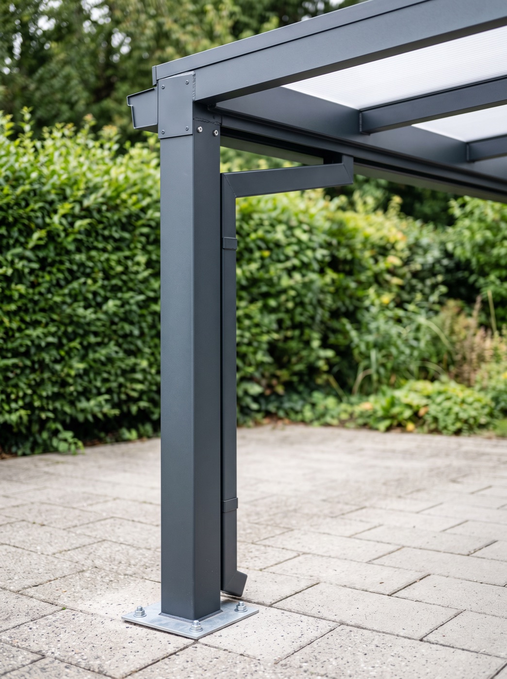 Detailaufnahme der Stütze und Dachkante eines Carports