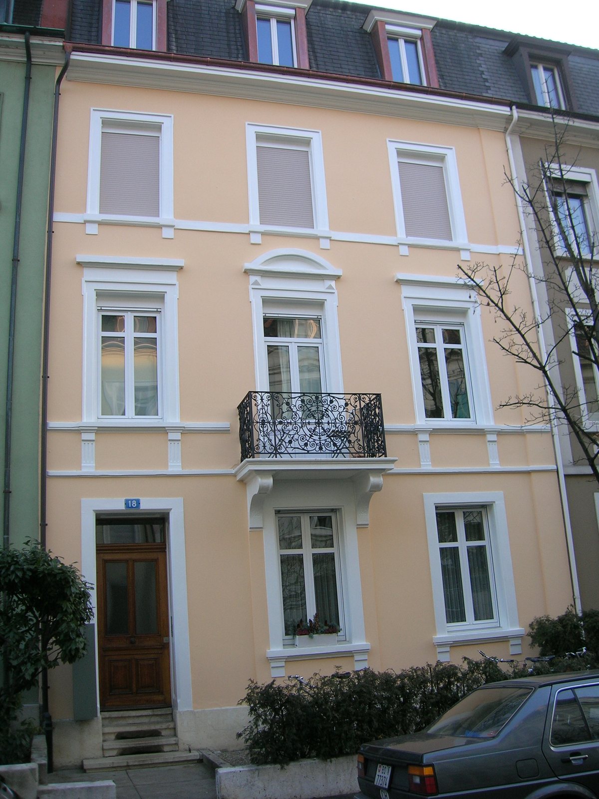 Altbaufassade mit neuen Fenstern