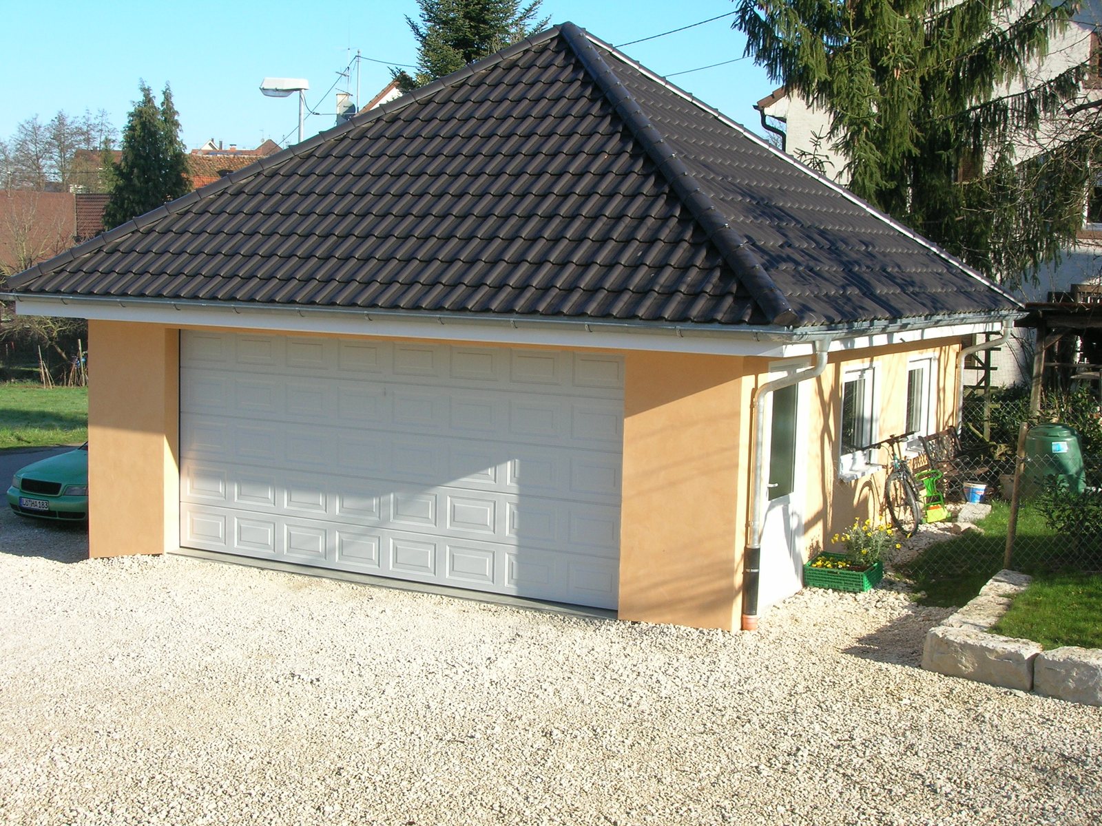 Weißes Garagentor an freistehender Garage