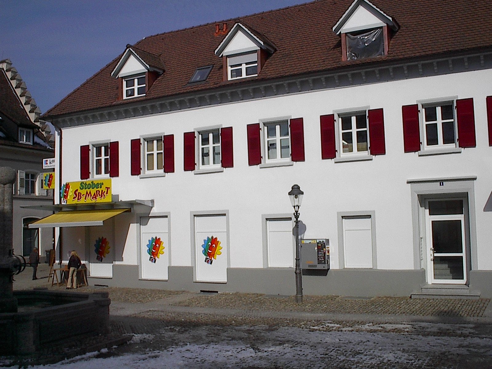 Wohnhaus mit roten Aluminium-Klappläden