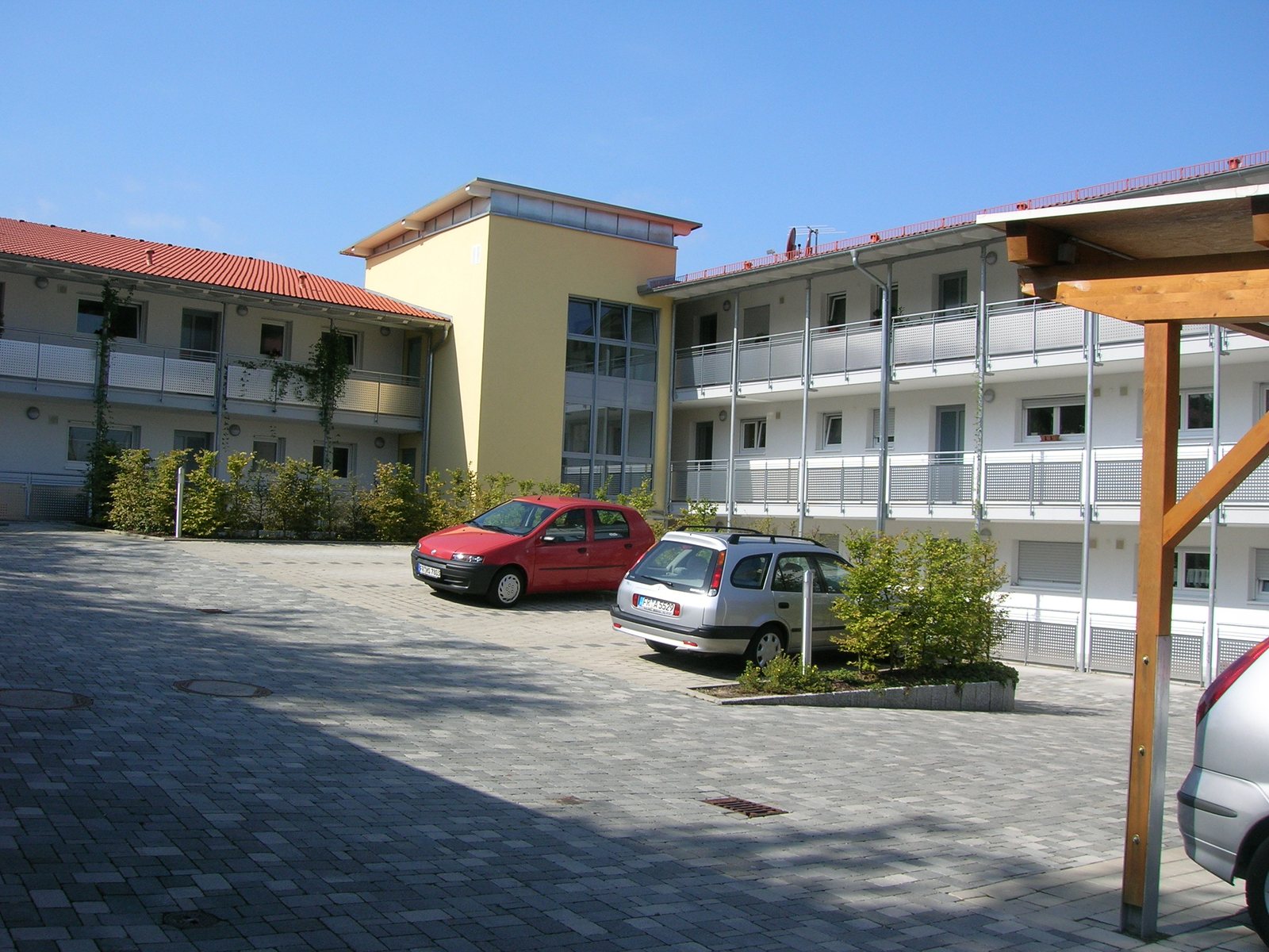 Mehrfamilienhaus mit neuen Fenstern und Balkonen