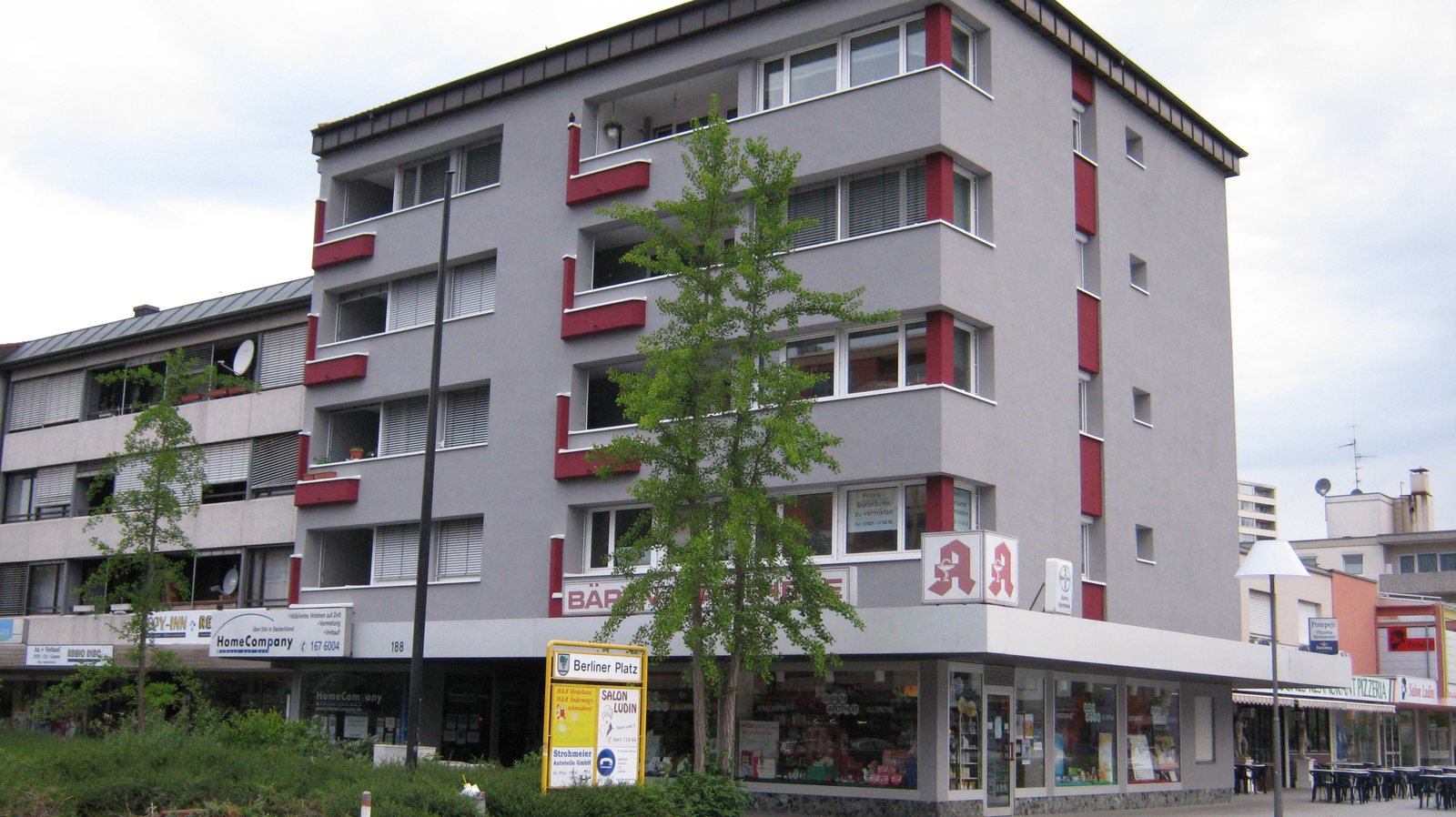 Wohn- und Geschäftshaus mit neuen Fenstern
