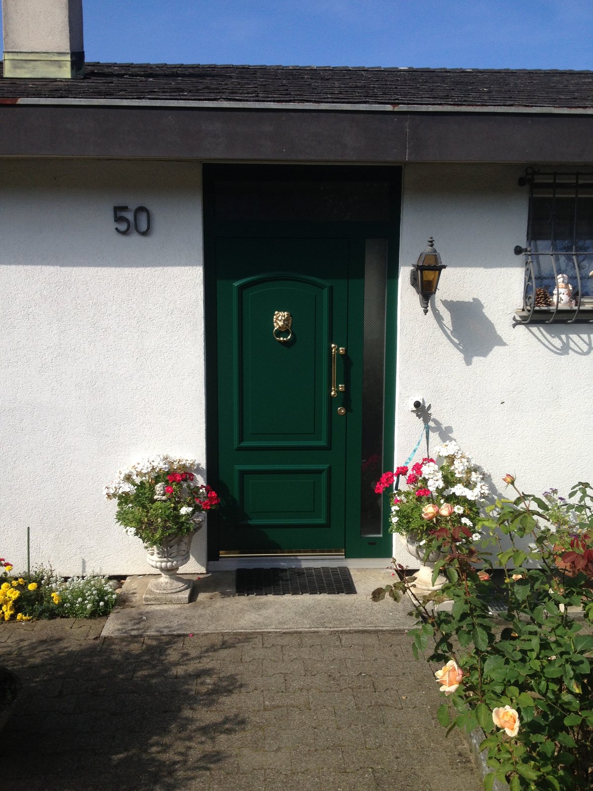Dunkelgrüne Haustür im klassischen Stil