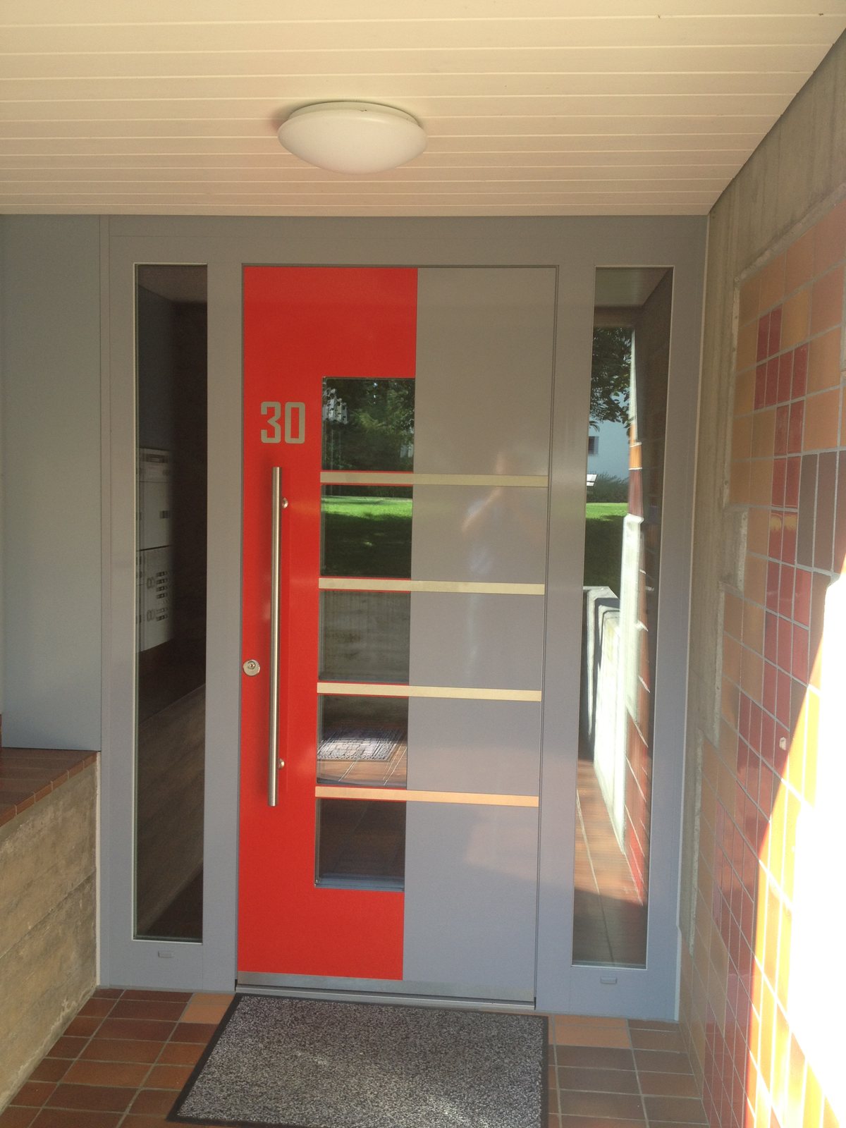 Rote Designtür mit Lichtausschnitten