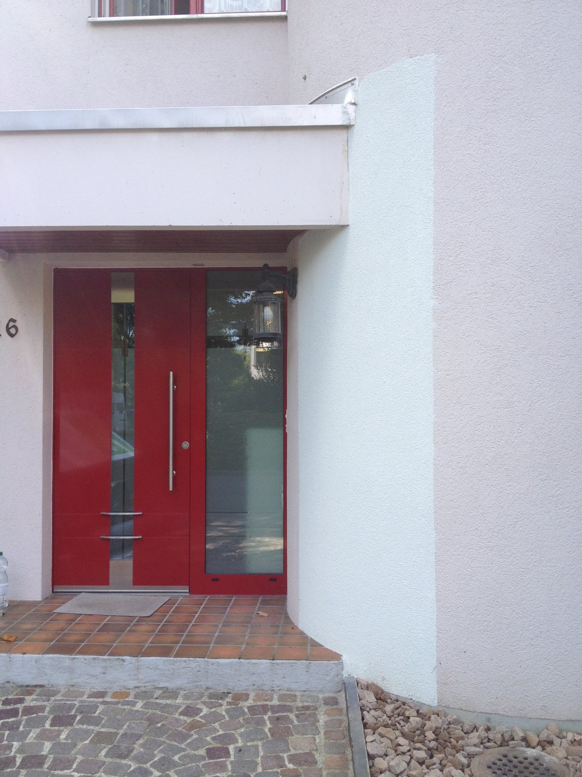 Rote Aluminium-Haustür mit Seitenteil