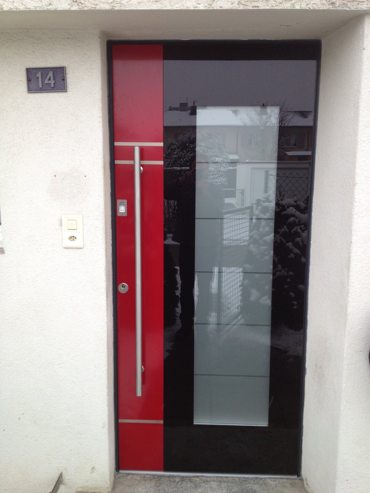 Rot-schwarze Designtür mit satiniertem Glas