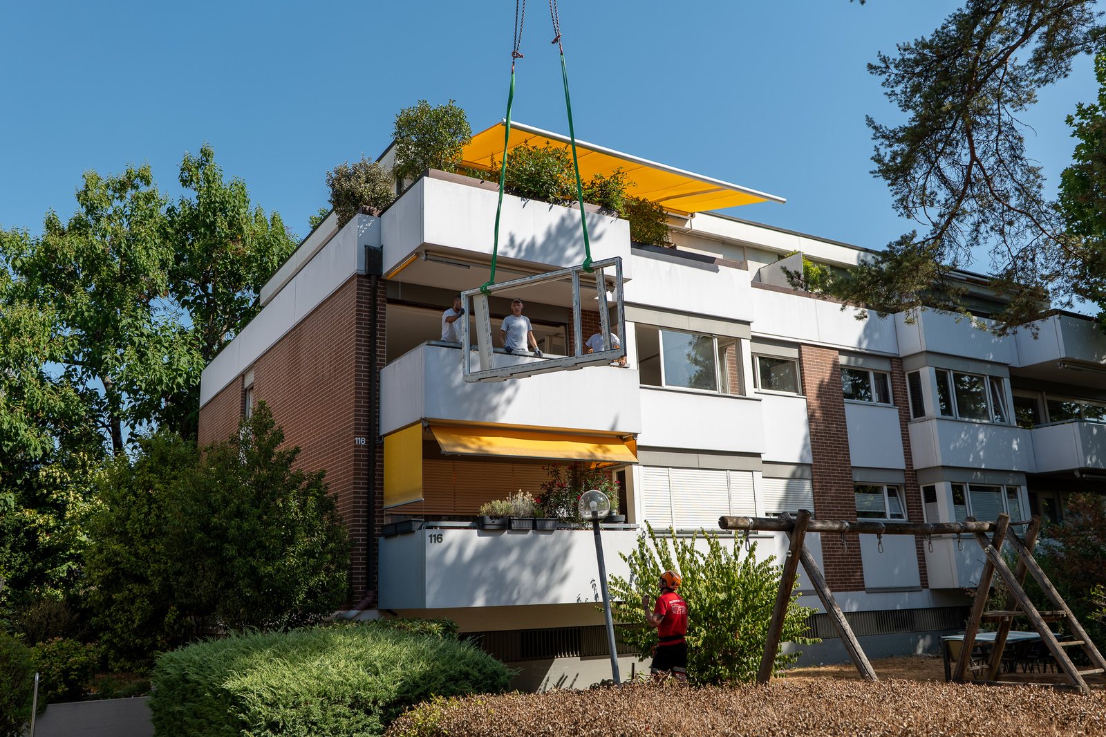 Turmdrehkran über dem Mehrfamilienhaus