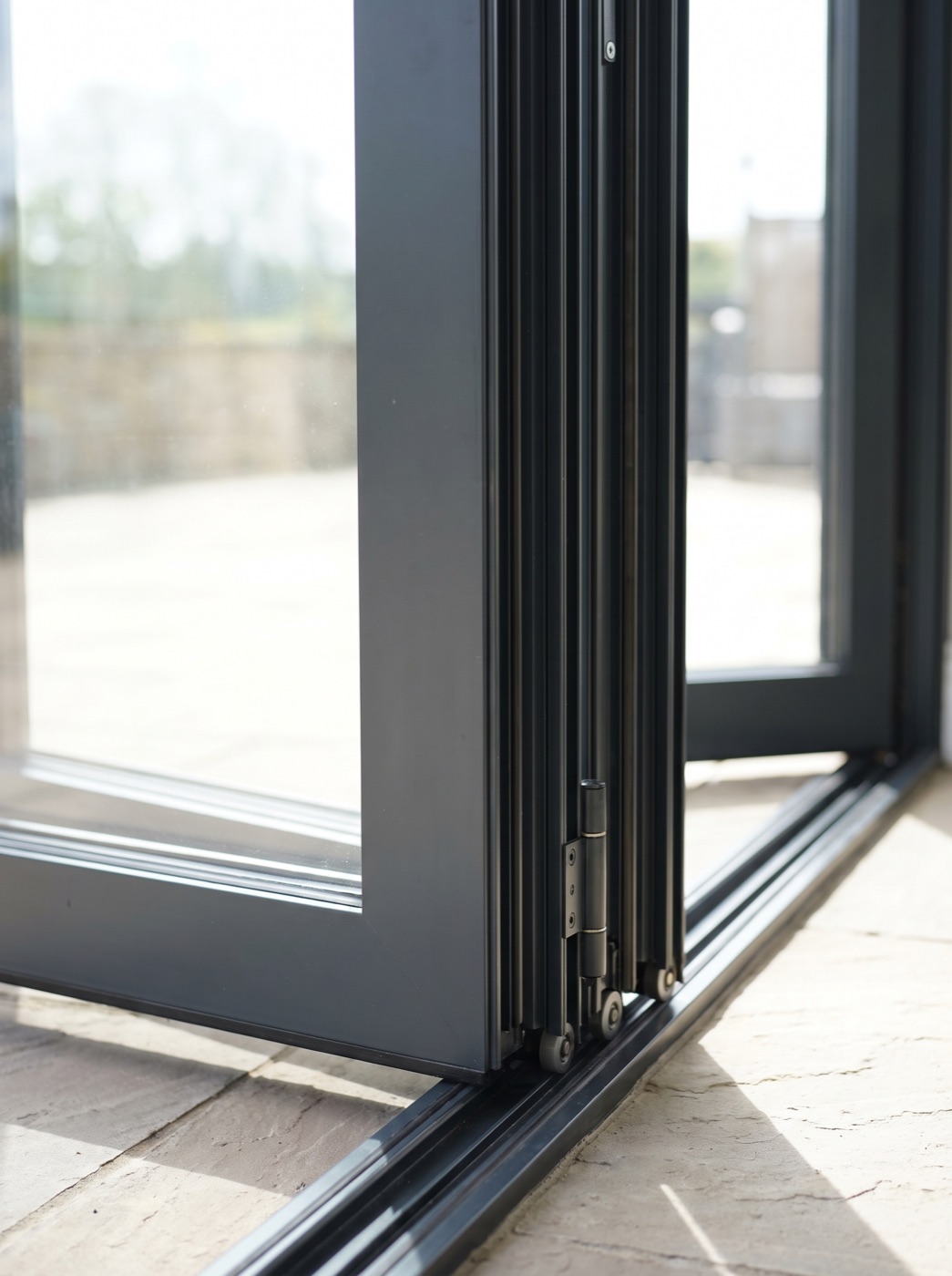 Detailaufnahme der schlanken Profile einer Glas-Faltwand
