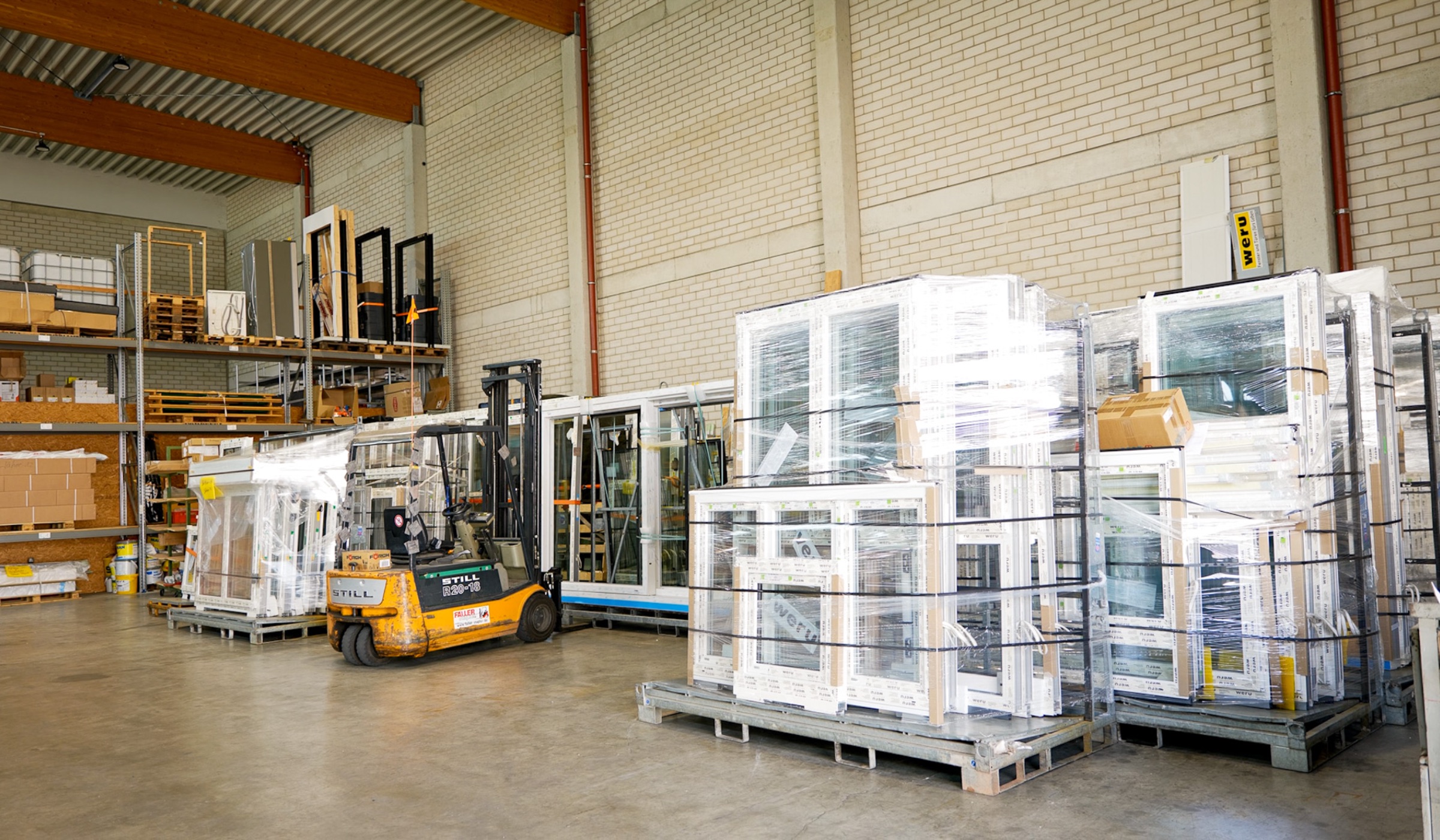 Lager von GELA Bauelemente mit verpackten Fenstern