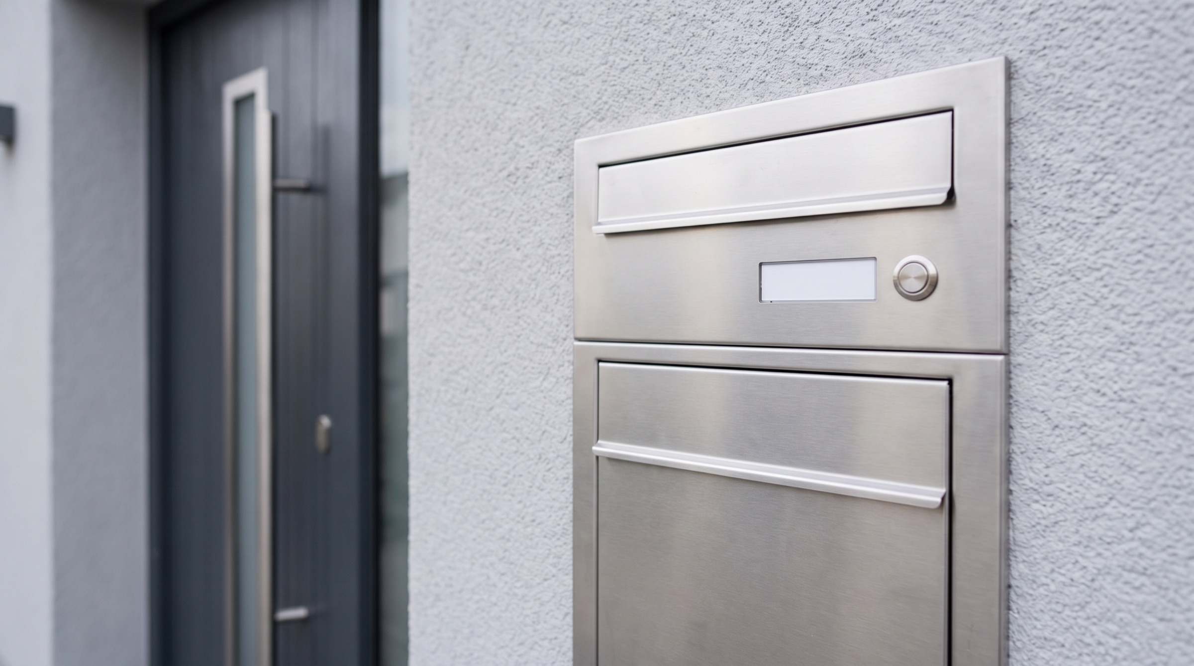 Briefkastenanlage aus Edelstahl an einer Hauswand