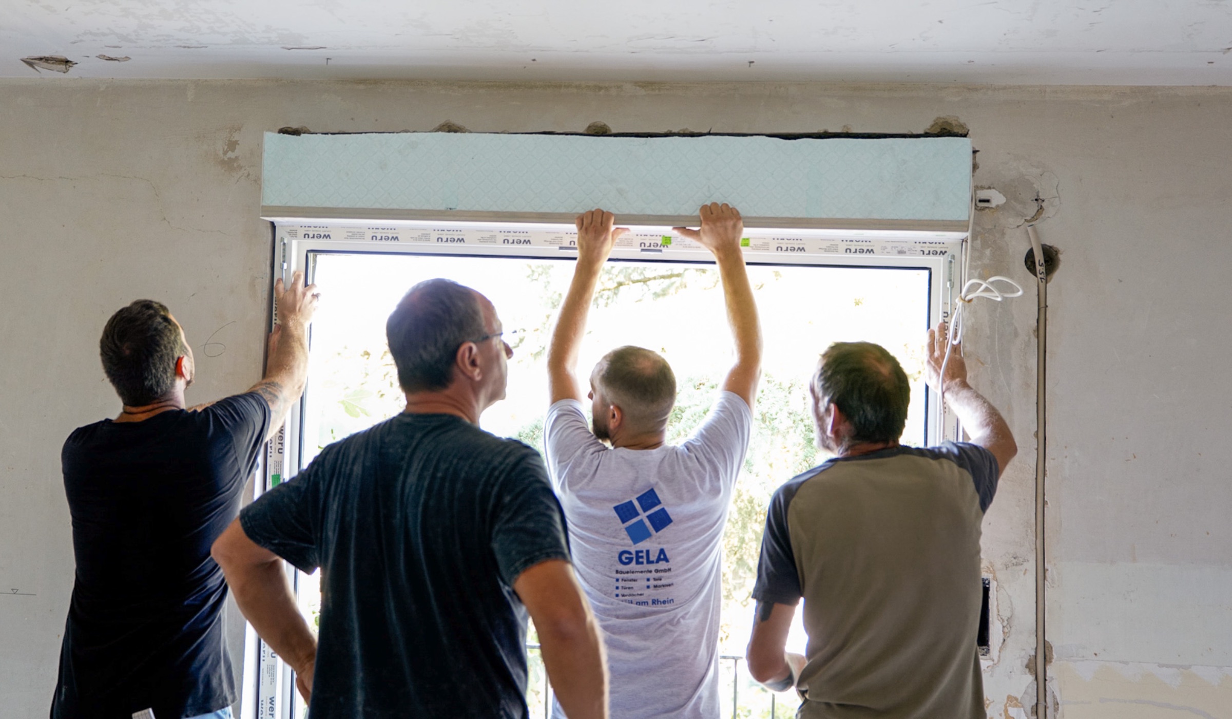 Servicetechniker bei der Arbeit an einem Fenster