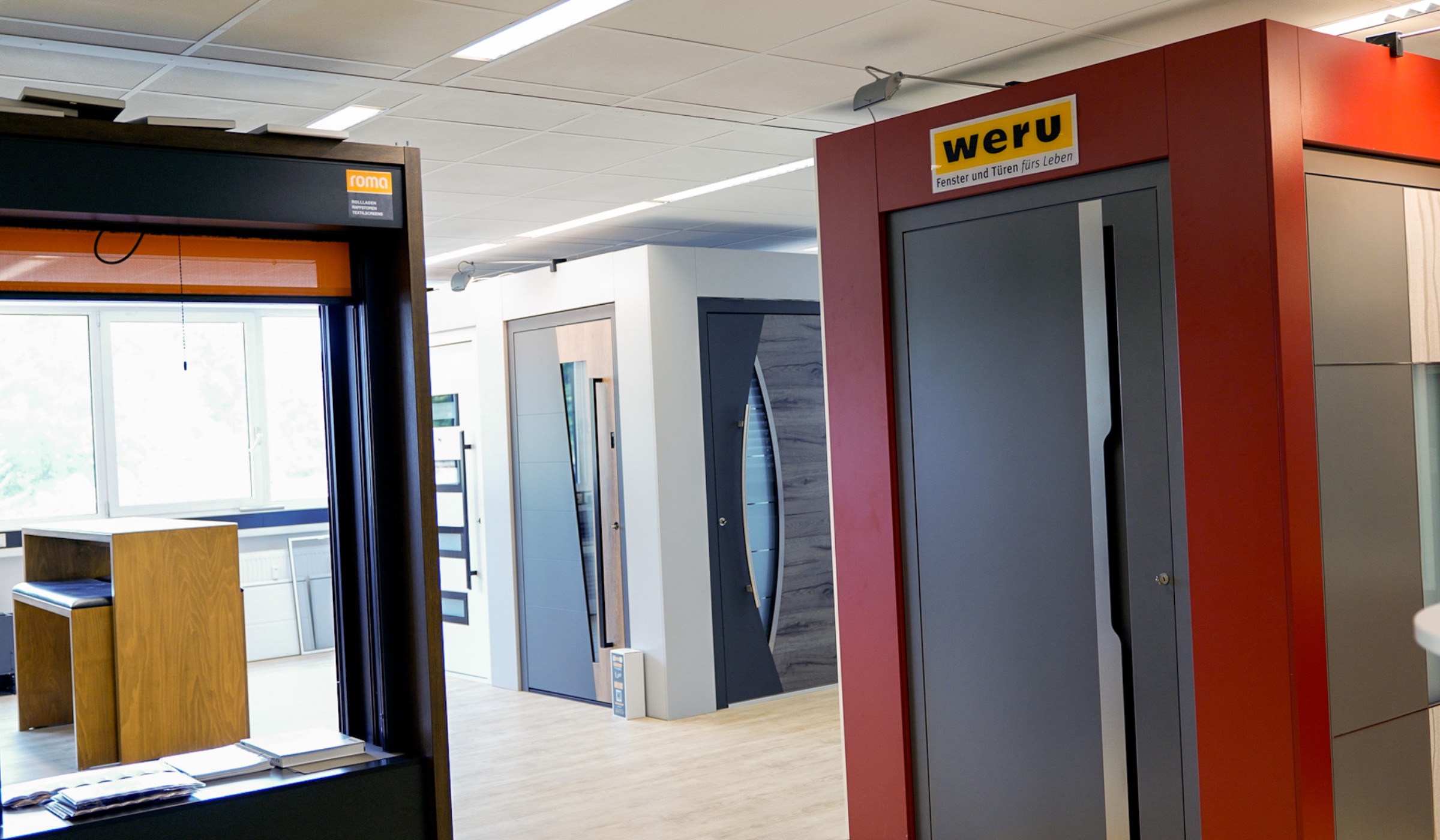 Ausstellung von GELA Bauelemente mit Fenstern und Türen