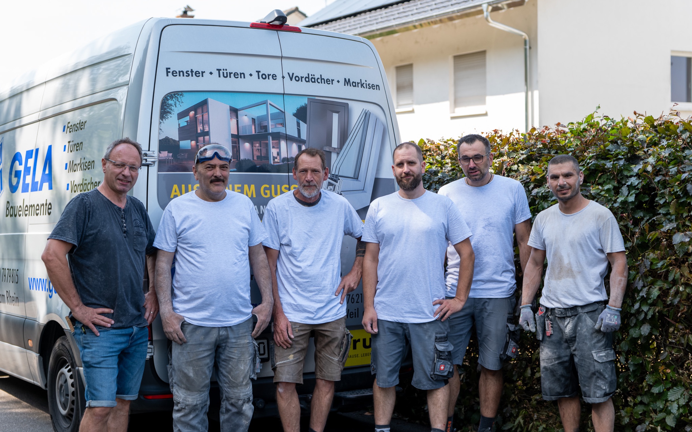 Das Team von GELA Bauelemente vor dem Firmenfahrzeug