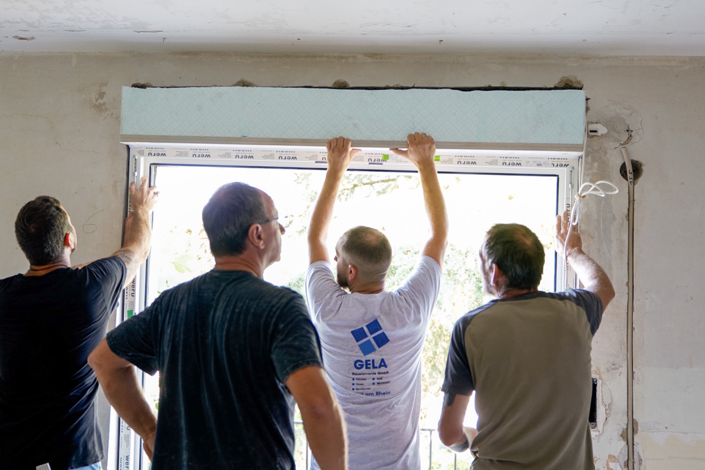 Montageteam beim Einbau eines Bauelements