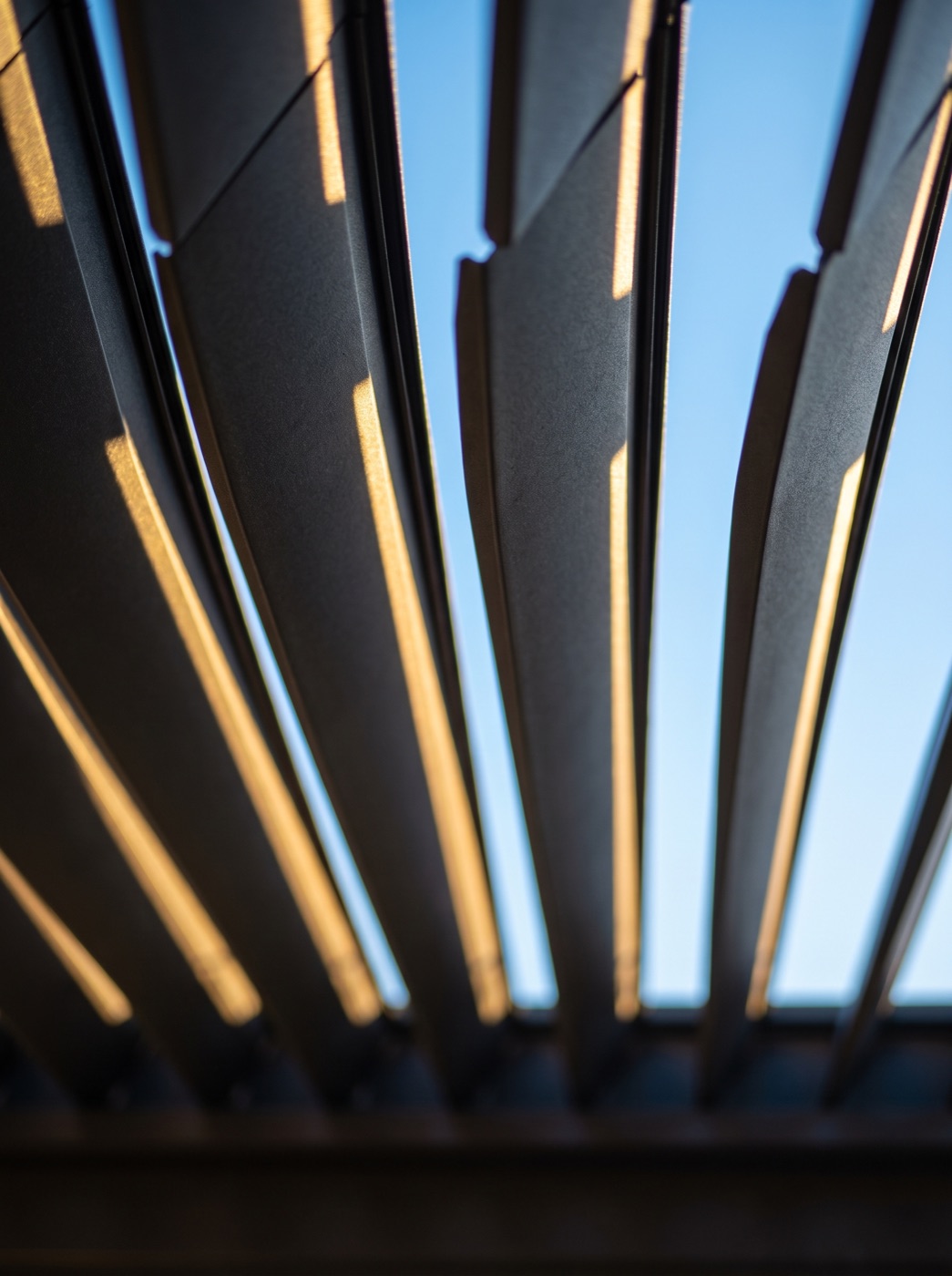 Detailaufnahme der verstellbaren Lamellen einer Pergola