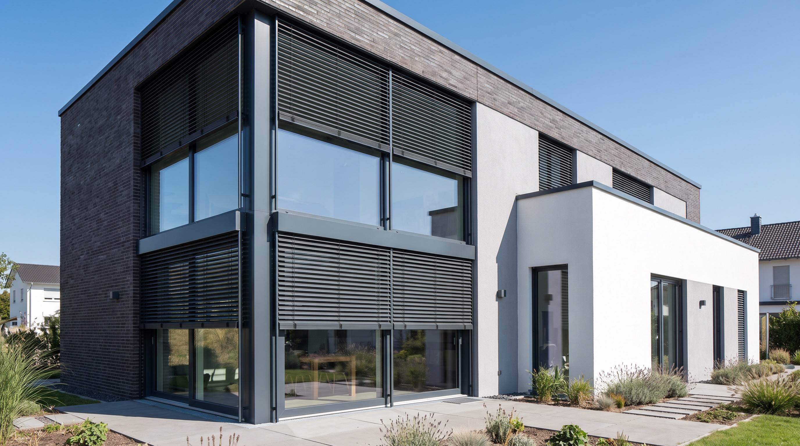 Raffstore an einer sonnenbeschienenen Fassade