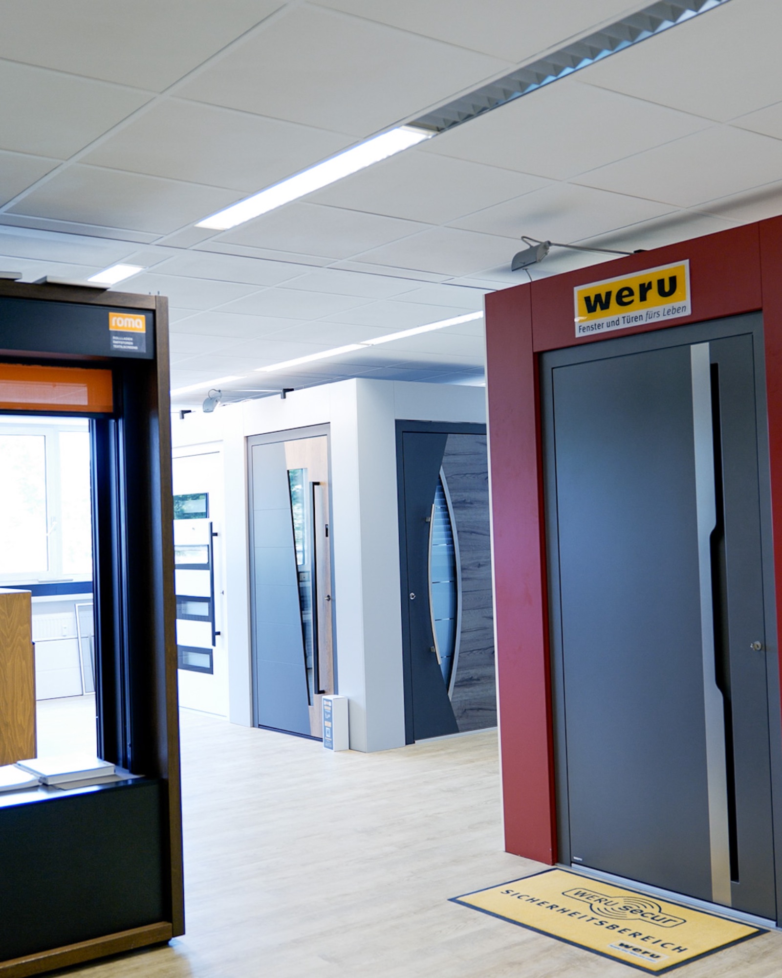 Ausstellungsgang mit Fenstern und Türen