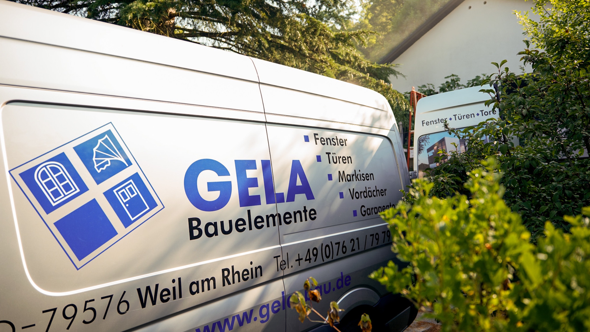 Servicefahrzeug von GELA Bauelemente